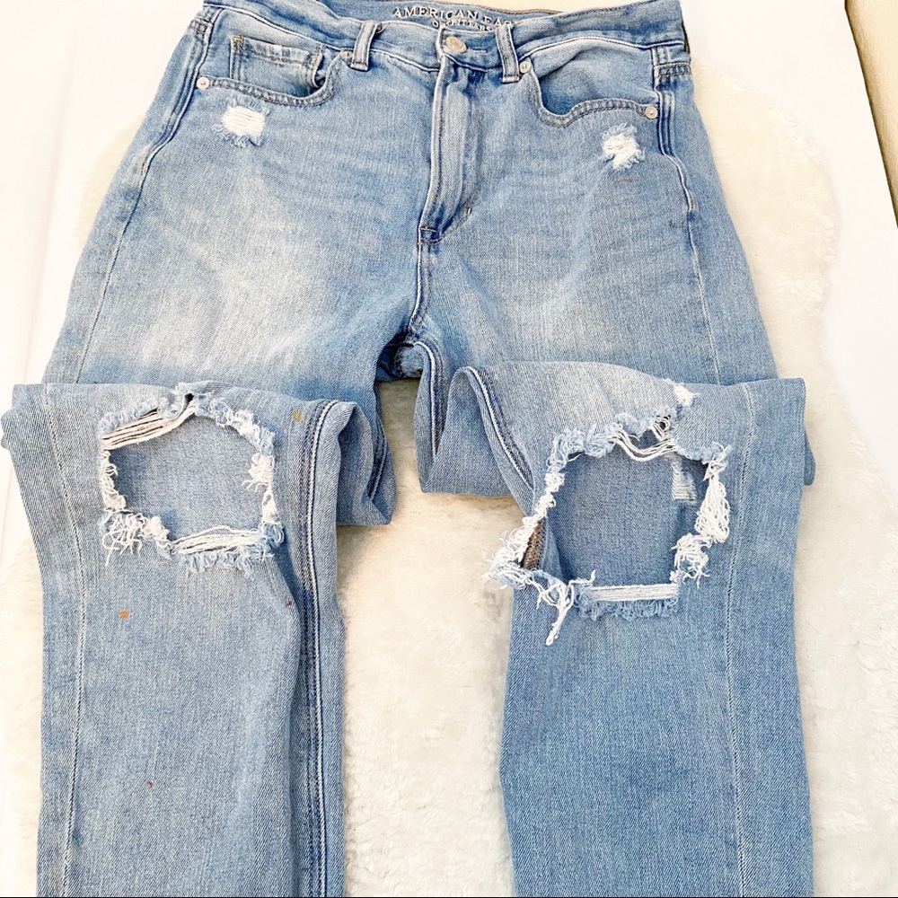 American Eagle Jeans Women’s Mom distressed light wash straight leg